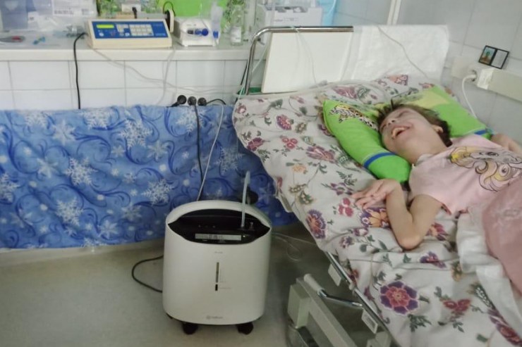 Тяжелобольному ребенку из Лянтора собирают деньги на необходимый концентратор кислорода: без него девочка не сможет попасть домой